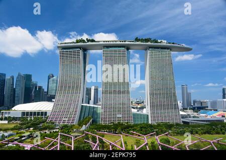 Das Marina Bay Sands Hotel hat vom Super Tree Grove gesehen. Singapur. Stockfoto