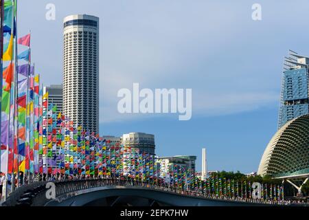 Esplanade Brücke mit Fahnen geschmückt wegen des chinesischen Neujahrs Stockfoto