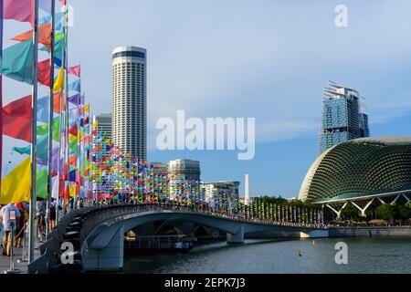 Esplanade Brücke mit Fahnen geschmückt wegen des chinesischen Neujahrs Stockfoto