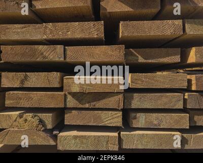 Stapel von besäumten Brettern. Außenlager für Holz Stockfoto