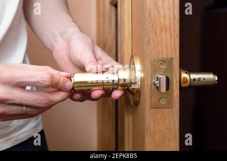 Türgriff mit Schloss einbauen, Türknauf reparieren, Verriegelungsmechanismus reparieren Stockfoto