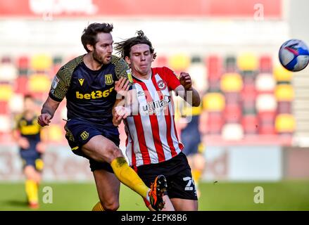 London, Großbritannien. Februar 2021, 27th. Mads Bech Sorensen von Brentford FC und Nick Powell von Stoke City während des EFL Sky Bet Championship Matches zwischen Brentford und Stoke City im Brentford Community Stadium, London, England am 27. Februar 2021. Foto von Phil Hutchinson. Nur redaktionelle Verwendung, Lizenz für kommerzielle Nutzung erforderlich. Keine Verwendung bei Wetten, Spielen oder Veröffentlichungen einzelner Vereine/Vereine/Spieler. Kredit: UK Sports Pics Ltd/Alamy Live Nachrichten Stockfoto
