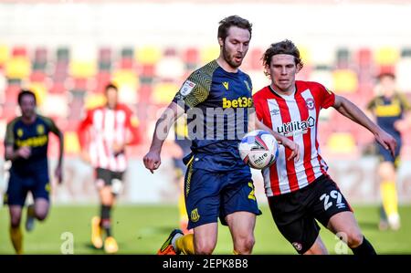 London, Großbritannien. Februar 2021, 27th. Mads Bech Sorensen von Brentford FC und Nick Powell von Stoke City während des EFL Sky Bet Championship Matches zwischen Brentford und Stoke City im Brentford Community Stadium, London, England am 27. Februar 2021. Foto von Phil Hutchinson. Nur redaktionelle Verwendung, Lizenz für kommerzielle Nutzung erforderlich. Keine Verwendung bei Wetten, Spielen oder Veröffentlichungen einzelner Vereine/Vereine/Spieler. Kredit: UK Sports Pics Ltd/Alamy Live Nachrichten Stockfoto