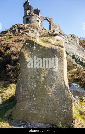 Cheshire Wahrzeichen Mähen Cop schloss, die torheit eines zerstörten Burg steht auf dem Gritstone Trail eine lange Distanz Fußweg hoch über der Cheshire Plain Stockfoto