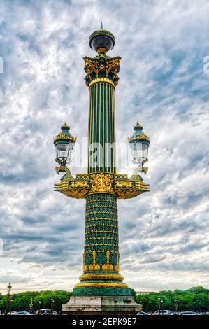 Eine sehr verzierte Straßenlaterne auf der Place de la Concorde in Paris, Frankreich Stockfoto