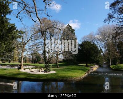 Der Buckinghamshire Golf Club in Denham ist ein idyllischer 18-Loch-Championship-Golfplatz und Clubhaus. Der Golfplatz wurde von dem legendären Ryder Cup Captain John Jacobs entworfen, der große Anstrengungen unternommen hat, um die hügelige Parklandschaft des Anwesens in einen reifen und herausfordernden Golfplatz über seine Jahre hinaus zu verwandeln. Der Club hat die Ehre, die Heimat der Ladies European Tour zu sein und beweist die Qualität des Kurses, den wir im Laufe der Jahre viele frühere professionelle Veranstaltungen veranstaltet haben. Darunter die neueste Rose Ladies Series, das Anderson Consulting World Match Play. Stockfoto