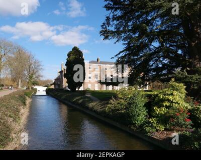 Der Buckinghamshire Golf Club in Denham ist ein idyllischer 18-Loch-Championship-Golfplatz und Clubhaus. Der Golfplatz wurde von dem legendären Ryder Cup Captain John Jacobs entworfen, der große Anstrengungen unternommen hat, um die hügelige Parklandschaft des Anwesens in einen reifen und herausfordernden Golfplatz über seine Jahre hinaus zu verwandeln. Der Club hat die Ehre, die Heimat der Ladies European Tour zu sein und beweist die Qualität des Kurses, den wir im Laufe der Jahre viele frühere professionelle Veranstaltungen veranstaltet haben. Darunter die neueste Rose Ladies Series, das Anderson Consulting World Match Play. Stockfoto