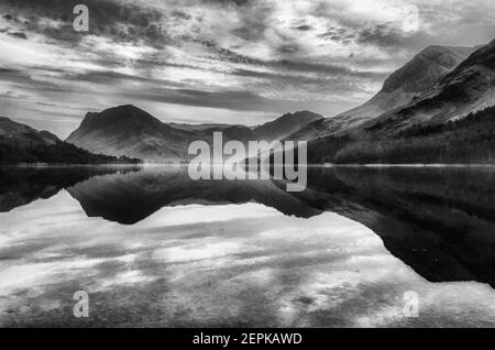 Die Cumbrian Mountains spiegeln sich in Buttermere im Lake District, Cumbria, UK Stockfoto