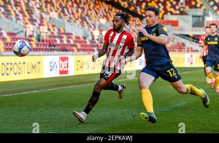 London, Großbritannien. Februar 2021, 27th. Tariqe Fosu-Henry von Brentford FC und James Chester von Stoke City Rennen für den losen Ball während der EFL Sky Bet Championship Spiel zwischen Brentford und Stoke City im Brentford Community Stadium, London, England am 27. Februar 2021. Foto von Phil Hutchinson. Nur redaktionelle Verwendung, Lizenz für kommerzielle Nutzung erforderlich. Keine Verwendung bei Wetten, Spielen oder Veröffentlichungen einzelner Vereine/Vereine/Spieler. Kredit: UK Sports Pics Ltd/Alamy Live Nachrichten Stockfoto