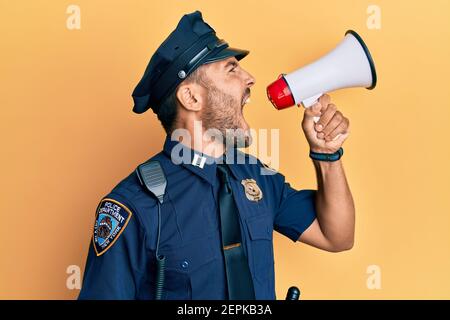 Amerikanischer Polizist schreit durch Megaphon, schreit und protestiert Stockfoto