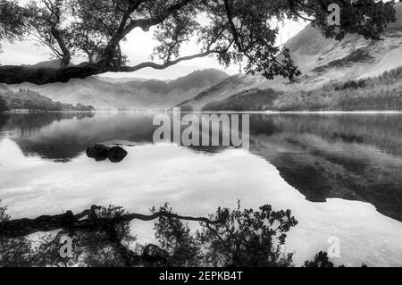 Die Cumbrian Mountains spiegeln sich in Buttermere im Lake District, Cumbria, UK Stockfoto