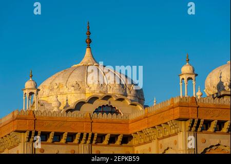 Der Guru Nanak Darbar Gurdwara Sikh Tempel in gravesend bei Sonnenuntergang. Das Marmorgebäude ist vermutlich eines der größten in Großbritannien; die Gurdwara c Stockfoto