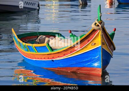 Ein luzzu (Malteser traditionelles Fischerboot) in der Marina von Marsaxlokk, Malta vertäut Stockfoto