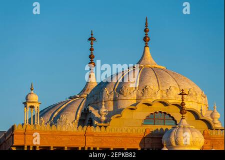 Der Guru Nanak Darbar Gurdwara Sikh Tempel in gravesend bei Sonnenuntergang. Das Marmorgebäude ist vermutlich eines der größten in Großbritannien; die Gurdwara c Stockfoto