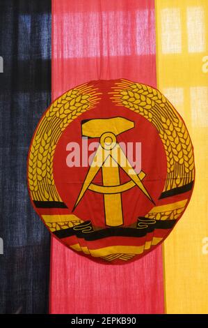 Die DDR-Flagge im Stasi-Museum, Berlin, Deutschland Stockfoto