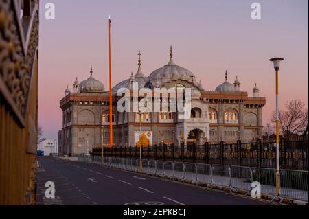 Der Guru Nanak Darbar Gurdwara Sikh Tempel in gravesend bei Sonnenuntergang. Das Marmorgebäude ist vermutlich eines der größten in Großbritannien; die Gurdwara c Stockfoto