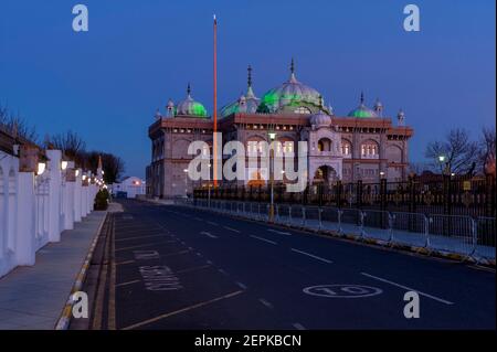 Der Guru Nanak Darbar Gurdwara Sikh Tempel in gravesend bei Sonnenuntergang. Das Marmorgebäude ist vermutlich eines der größten in Großbritannien; die Gurdwara c Stockfoto