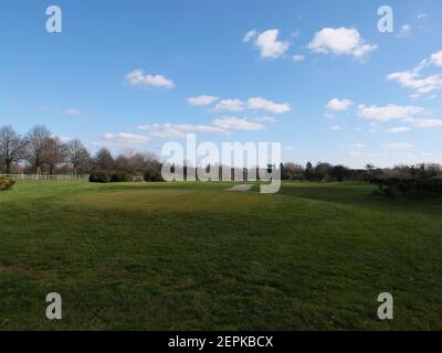 Der Buckinghamshire Golf Club in Denham ist ein idyllischer 18-Loch-Championship-Golfplatz und Clubhaus. Der Golfplatz wurde von dem legendären Ryder Cup Captain John Jacobs entworfen, der große Anstrengungen unternommen hat, um die hügelige Parklandschaft des Anwesens in einen reifen und herausfordernden Golfplatz über seine Jahre hinaus zu verwandeln. Der Club hat die Ehre, die Heimat der Ladies European Tour zu sein und beweist die Qualität des Kurses, den wir im Laufe der Jahre viele frühere professionelle Veranstaltungen veranstaltet haben. Darunter die neueste Rose Ladies Series, das Anderson Consulting World Match Play. Stockfoto