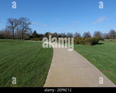 Der Buckinghamshire Golf Club in Denham ist ein idyllischer 18-Loch-Championship-Golfplatz und Clubhaus. Der Golfplatz wurde von dem legendären Ryder Cup Captain John Jacobs entworfen, der große Anstrengungen unternommen hat, um die hügelige Parklandschaft des Anwesens in einen reifen und herausfordernden Golfplatz über seine Jahre hinaus zu verwandeln. Der Club hat die Ehre, die Heimat der Ladies European Tour zu sein und beweist die Qualität des Kurses, den wir im Laufe der Jahre viele frühere professionelle Veranstaltungen veranstaltet haben. Darunter die neueste Rose Ladies Series, das Anderson Consulting World Match Play. Stockfoto