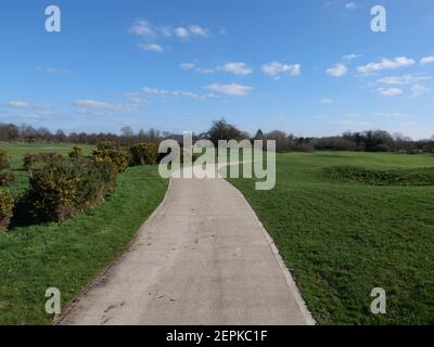 Der Buckinghamshire Golf Club in Denham ist ein idyllischer 18-Loch-Championship-Golfplatz und Clubhaus. Der Golfplatz wurde von dem legendären Ryder Cup Captain John Jacobs entworfen, der große Anstrengungen unternommen hat, um die hügelige Parklandschaft des Anwesens in einen reifen und herausfordernden Golfplatz über seine Jahre hinaus zu verwandeln. Der Club hat die Ehre, die Heimat der Ladies European Tour zu sein und beweist die Qualität des Kurses, den wir im Laufe der Jahre viele frühere professionelle Veranstaltungen veranstaltet haben. Darunter die neueste Rose Ladies Series, das Anderson Consulting World Match Play. Stockfoto