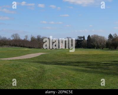 Der Buckinghamshire Golf Club in Denham ist ein idyllischer 18-Loch-Championship-Golfplatz und Clubhaus. Der Golfplatz wurde von dem legendären Ryder Cup Captain John Jacobs entworfen, der große Anstrengungen unternommen hat, um die hügelige Parklandschaft des Anwesens in einen reifen und herausfordernden Golfplatz über seine Jahre hinaus zu verwandeln. Der Club hat die Ehre, die Heimat der Ladies European Tour zu sein und beweist die Qualität des Kurses, den wir im Laufe der Jahre viele frühere professionelle Veranstaltungen veranstaltet haben. Darunter die neueste Rose Ladies Series, das Anderson Consulting World Match Play. Stockfoto