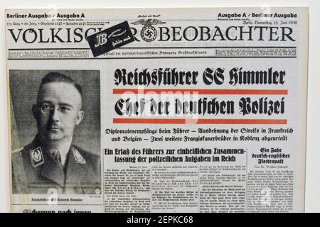Der Volksische Beobachter offizielle nazi-Zeitung mit der Überschrift "Reichsführer SS Himmler ist Leiter der deutschen Polizei Stockfoto