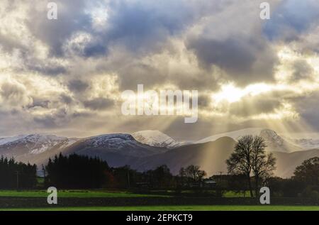 Dramatisches Sonnenuntergangslicht über den Lake District Bergen, Cumbria, Großbritannien Stockfoto