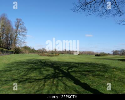 Der Buckinghamshire Golf Club in Denham ist ein idyllischer 18-Loch-Championship-Golfplatz und Clubhaus. Der Golfplatz wurde von dem legendären Ryder Cup Captain John Jacobs entworfen, der große Anstrengungen unternommen hat, um die hügelige Parklandschaft des Anwesens in einen reifen und herausfordernden Golfplatz über seine Jahre hinaus zu verwandeln. Der Club hat die Ehre, die Heimat der Ladies European Tour zu sein und beweist die Qualität des Kurses, den wir im Laufe der Jahre viele frühere professionelle Veranstaltungen veranstaltet haben. Darunter die neueste Rose Ladies Series, das Anderson Consulting World Match Play. Stockfoto