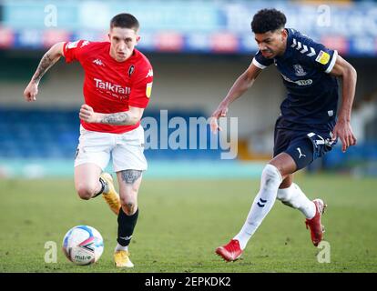 Southend, Großbritannien. Februar 2021, 27th. SOUTHEND, ENGLAND - FEBRUAR 27:L-R Ashley Hunter von Salford City und Reece Hackett-Fairchild von Southend United (Leihgabe aus Portsmouth) während der Sky Bet League Two zwischen Southend United und Salford City im Roots Hall Stadium, Southend, UK am 27th. Februar 2021 Credit: Action Foto Sport/Alamy Live News Stockfoto