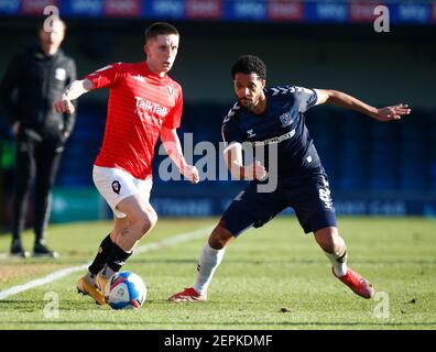 Southend, Großbritannien. Februar 2021, 27th. SOUTHEND, ENGLAND - FEBRUAR 27: L-R Ashley Hunter von Salford City und Timothee Dieng von Southend United während der Sky Bet League Two zwischen Southend United und Salford City im Roots Hall Stadium, Southend, UK am 27th. Februar 2021 Credit: Action Foto Sport/Alamy Live News Stockfoto