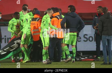 Essevee Spieler feiern nach dem Gewinn eines Fußballmatches zwischen KV Kortrijk und SV Zulte Waregem, Samstag 27 Februar 2021 in Kortrijk, am Tag 28 von Stockfoto