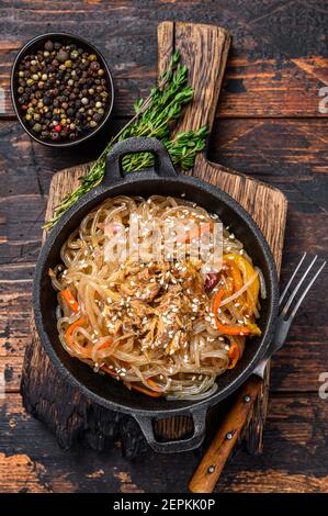 Sojaglas-Nudeln mit Shiitake-Pilzen und Hühnerfleisch. Holzhintergrund. Draufsicht Stockfoto