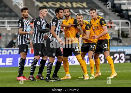 Newcastle, Großbritannien. Februar 2021, 27th. Newcastle United verteidigt beim Premier League-Spiel zwischen Newcastle United und Wolverhampton Wanderers am 27th 2021. Februar im St. James' Park in Newcastle, England, eine Wölfe-Ecke. (Foto von Daniel Chesterton/phcimages.com) Quelle: PHC Images/Alamy Live News Stockfoto