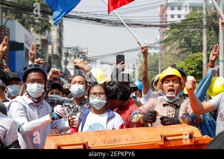 27. Februar 2021, Yangon, Myanmar: Während der Demonstration gegen die Junta rufen Demonstranten die Parolen und schlagen gegen den Mülleimer in Myaynigone. Tausende Menschen gingen am 27th. Tag des Protests gegen einen Militärputsch auf die Straßen von Yangon und forderten die Freilassung von Aung San Suu Kyi. (Bild: © Thuya Zaw/ZUMA Wire) Stockfoto