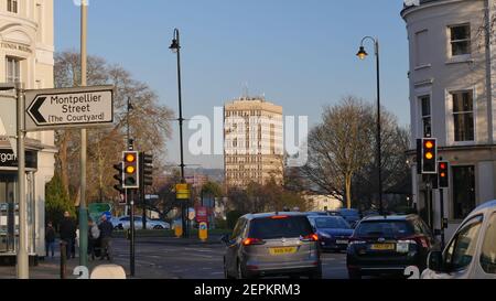 Blick auf den geschäftigen Stadtverkehr in Montpellier Cheltenham Stockfoto