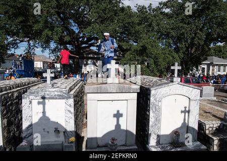 Junge Männer tanzen auf Gräbern und Gräbern auf dem Friedhof während Prince of Wales, New Orleans Social Aid and Pleasure Club Second Line (Second Line). Stockfoto