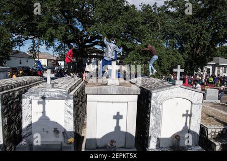 Junge Männer tanzen auf Gräbern und Gräbern auf dem Friedhof während Prince of Wales, New Orleans Social Aid and Pleasure Club Second Line (Second Line). Stockfoto