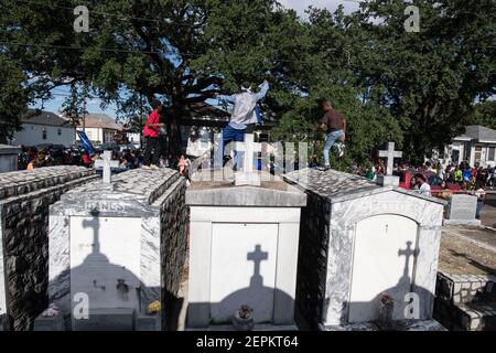 Junge Männer tanzen auf Gräbern und Gräbern auf dem Friedhof während Prince of Wales, New Orleans Social Aid and Pleasure Club Second Line (Second Line). Stockfoto