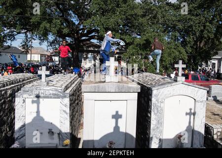 Junge Männer tanzen auf Gräbern und Gräbern auf dem Friedhof während Prince of Wales, New Orleans Social Aid and Pleasure Club Second Line (Second Line). Stockfoto