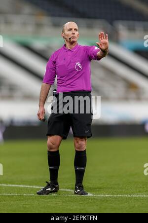 Newcastle, Großbritannien. Februar 2021, 27th. Schiedsrichter Mike Dean während des Premier League-Spiels zwischen Newcastle United und Wolverhampton Wanderers im St James' Park am 27th 2021. Februar in Newcastle, England. (Foto von Daniel Chesterton/phcimages.com) Quelle: PHC Images/Alamy Live News Stockfoto