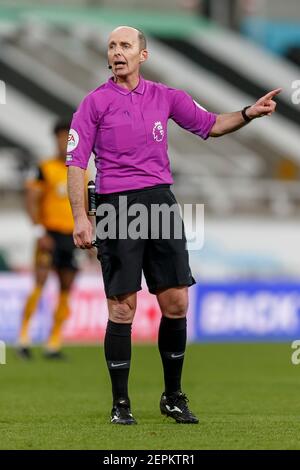 Newcastle, Großbritannien. Februar 2021, 27th. Schiedsrichter Mike Dean während des Premier League-Spiels zwischen Newcastle United und Wolverhampton Wanderers im St James' Park am 27th 2021. Februar in Newcastle, England. (Foto von Daniel Chesterton/phcimages.com) Quelle: PHC Images/Alamy Live News Stockfoto