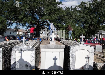 Junge Männer tanzen auf Gräbern und Gräbern auf dem Friedhof während Prince of Wales, New Orleans Social Aid and Pleasure Club Second Line (Second Line). Stockfoto