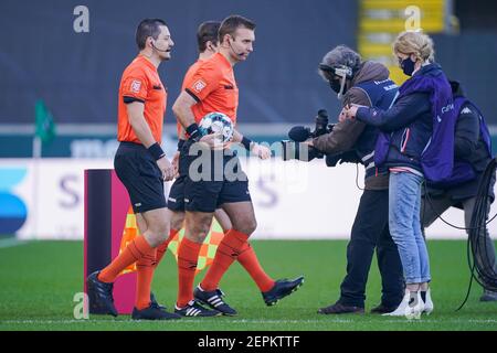 BRÜGGE, BELGIEN - FEBRUAR 27: Schiedsrichter Nicolas Laforge während des Pro League-Spiels zwischen Cercle Brugge und Waasland Beveren im Jan Breydelstadion Stockfoto