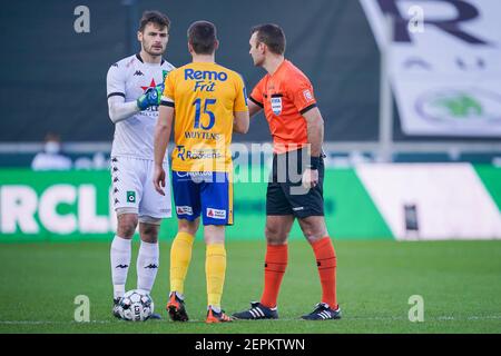 BRÜGGE, BELGIEN - FEBRUAR 27: Torwart Thomas Didillon von Cercle Brugge, Dries Wuytens (c) von Waasland Beveren, Schiedsrichter Nicolas Laforge während der Stockfoto