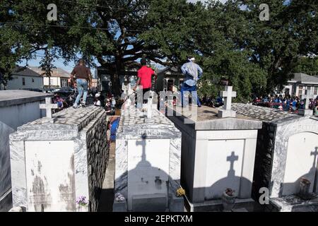 Junge Männer tanzen auf Gräbern und Gräbern auf dem Friedhof während Prince of Wales, New Orleans Social Aid and Pleasure Club Second Line (Second Line). Stockfoto