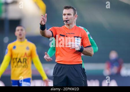 BRÜGGE, BELGIEN - FEBRUAR 27: Schiedsrichter Nicolas Laforge während des Pro League-Spiels zwischen Cercle Brugge und Waasland Beveren im Jan Breydelstadion Stockfoto