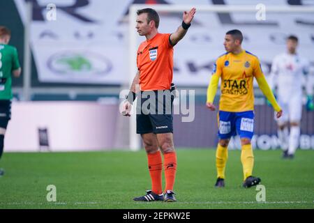 BRÜGGE, BELGIEN - FEBRUAR 27: Schiedsrichter Nicolas Laforge während des Pro League-Spiels zwischen Cercle Brugge und Waasland Beveren im Jan Breydelstadion Stockfoto
