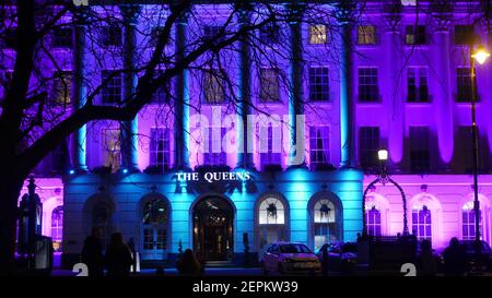 Das Queens Hotel in Cheltenham mit blauen und violetten Lichtern, aufgenommen während des Light Up Cheltenham Festival Spring 2019 Stockfoto