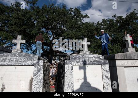 Junge Männer tanzen auf Gräbern und Gräbern auf dem Friedhof während Prince of Wales, New Orleans Social Aid and Pleasure Club Second Line (Second Line). Stockfoto