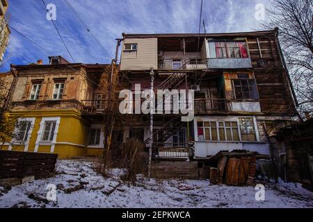 Alte Häuser auf der niedrigen Straße in der alten Armut Teil der Rostow-am-Don-Stadt in Russland. Stockfoto